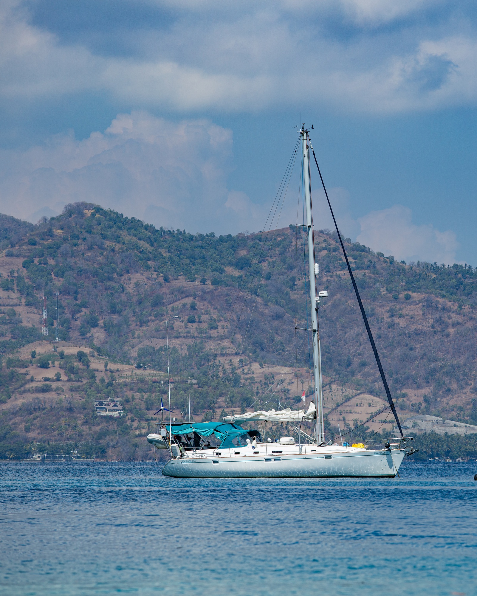 Yacht bianco con profilo di montagne sullo sfondo