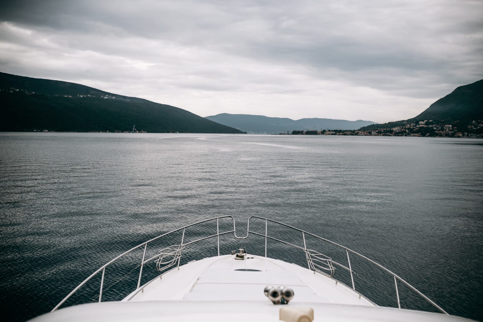 Yacht bianco che attraversa il mare nella foschia